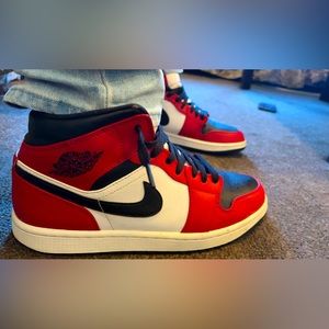 Air Jordan 1s Mid ‘Chicago Black Toes’ Mens size 8.5